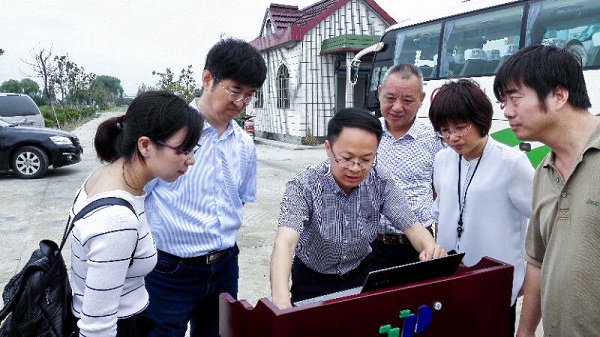 托普云农副总经理朱旭华给考察团讲解“四情”智能监控系统