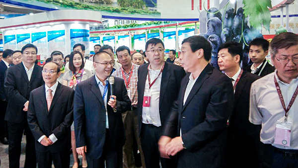 托普云农副总经理钱鹏向领导介绍平台的功能以及应用场景